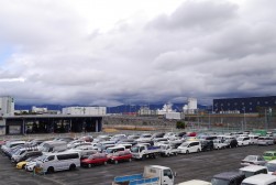 出品ヤードを埋める出品車