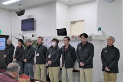 セリ開始前のセレモニーでは会場スタッフが壇上に整列