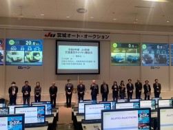 チャリティ贈呈式の様子