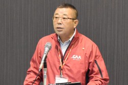 セリ前にあいさつを述べる柘植取締役