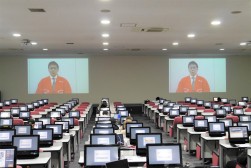 久野社長による新年あいさつを中継した