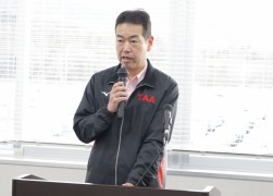 来場会員に謝辞を述べる小川会場長
