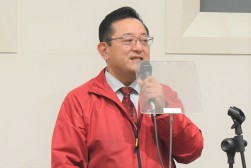 セリ前にあいさつを述べる斉藤社長