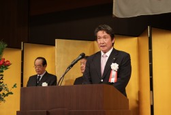 業界の在り方と決意を述べる添野会長