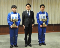 写真左から、廣井選手、中野大臣、佐々木選手
