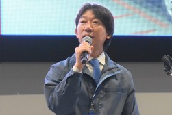 セリ前にあいさつを述べる瀬田社長　