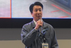 あいさつを述べる丸尾会場長代行　