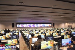 多くの来場でセリ会場は賑わいをみせた