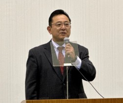 新年のあいさつに立つ斉藤社長