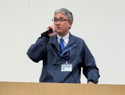 年頭のあいさつを述べる三上執行役員東京会場長