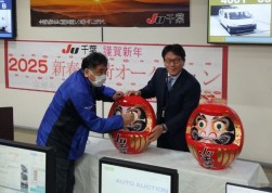 恒例のだるまの目入れが行われた