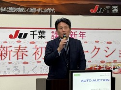 セリ終了時に佐藤流通委員長があいさつ