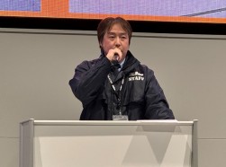 新年のあいさつを述べる沖中会場長