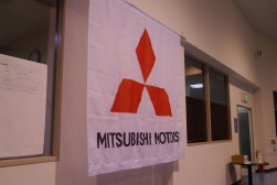 三菱の「スリーダイヤ」旗が掲げられた