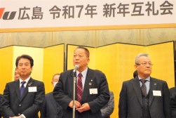 上田会長・理事長が新年のあいさつを述べた