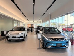 新車７台を展示できる広々としたショールーム