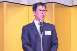 あいさつを述べる加藤理事長