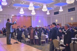 新名交電気・竹内社長の発声で乾杯が行われた