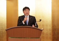冒頭あいさつに立つ井上代表理事