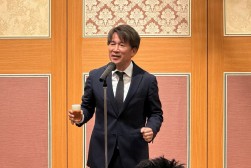新年会でＪUコーポレーションの原口常務取締役が乾杯の発声