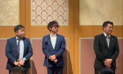 中締めのあいさつに執行部が登壇（左から、金子副理事長、大木副理事長、安藤副理事長）