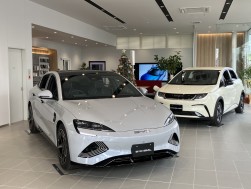明るいショールームには新車を展示