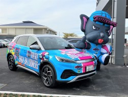 ラッピングカーを展示