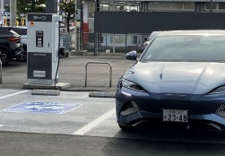 来場者駐車場には急速充電設備を設置
