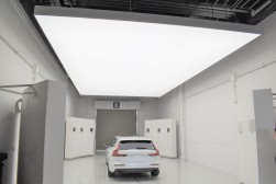 大型間接照明は、縦１０ｍ、横５．４ｍ、２４００個のＬＥＤを使用