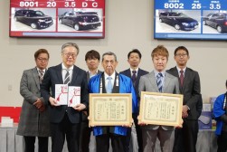 寄付金贈呈式後の記念撮影（前列左から中村理事長、新園理事長、中尾代表幹事）