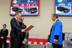 中村理事長から新園理事長に感謝状