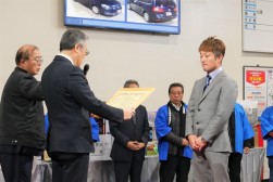 中村理事長から中尾代表幹事に感謝状