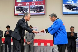 新園理事長が中村理事長に寄付金の目録を手渡した