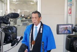 地元テレビ局などから取材を受ける新園理事長
