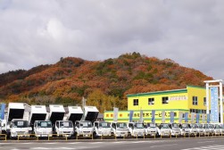 迫力あふれるトラックの展示場