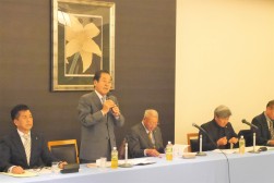 理事会の冒頭、財藤会長があいさつを述べた