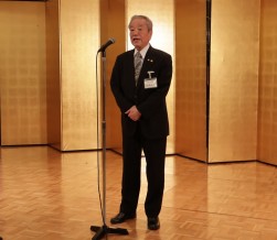 懇親会であいさつする松本副会長