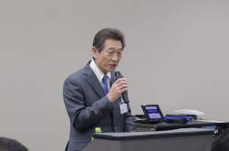 あいさつに立つ海津会長