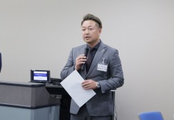 あいさつに立つ森本太一郎代表幹事