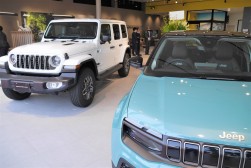 明るく開放的なショールーム内には新車も展示