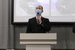 セリ前にあいさつを述べる中川流通委員長