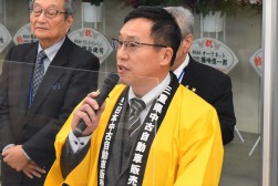 あいさつを述べる山﨑流通委員長