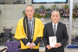 奥村会長から梅谷常務理事に目録を進呈