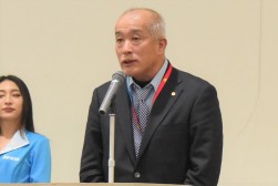 来賓を代表してあいさつを行うJU中販連・奥村流通委員長