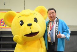 森川実流通委員長と子グマのマーくん