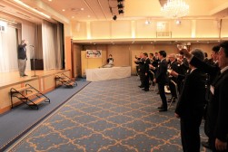 乾杯挨拶をする荒井商事の荒井会長