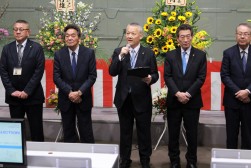 セレモニーで挨拶する近藤理事長