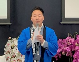あいさつに立つ村井部会長