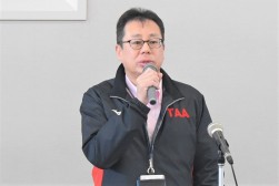 セリ前にあいさつを述べる新井会場長