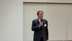 懇親会で小原会長理事長があいさつ